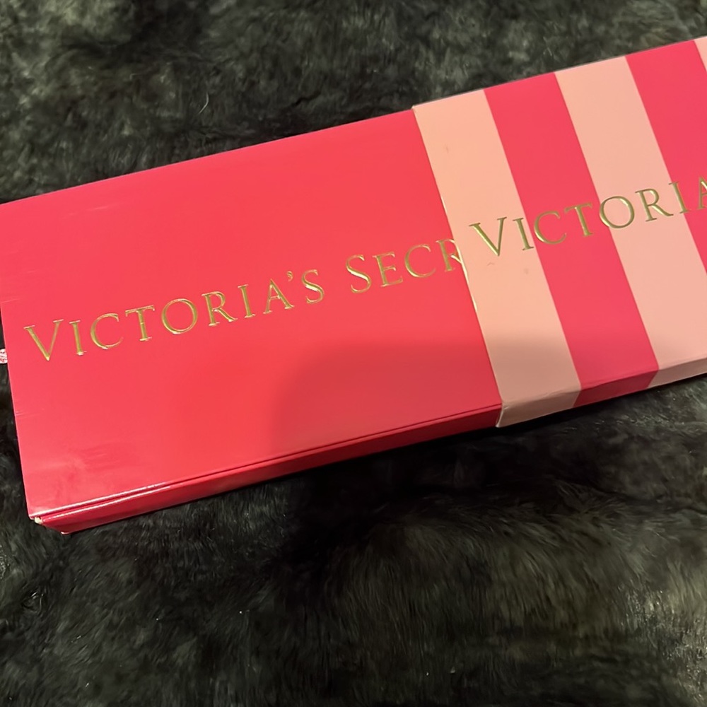 Victoria Secret Gift Card Case - Picture 2 of 3